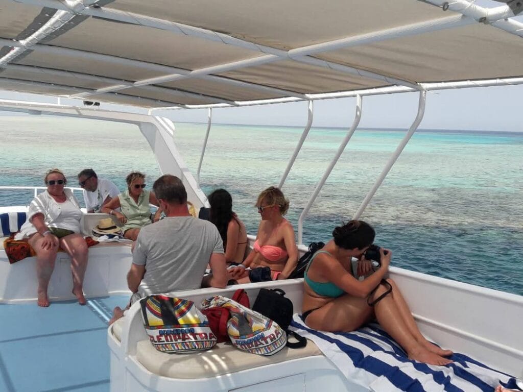 Ausflugsboot mit Gästen beim Hamata Insel Schnorcheln
