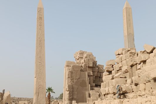 Obelisk von Hatschepsut und Thutmosis II. im Karnak-Tempel – beeindruckende Sehenswürdigkeit beim Tagesausflug von Marsa Alam nach Luxor.