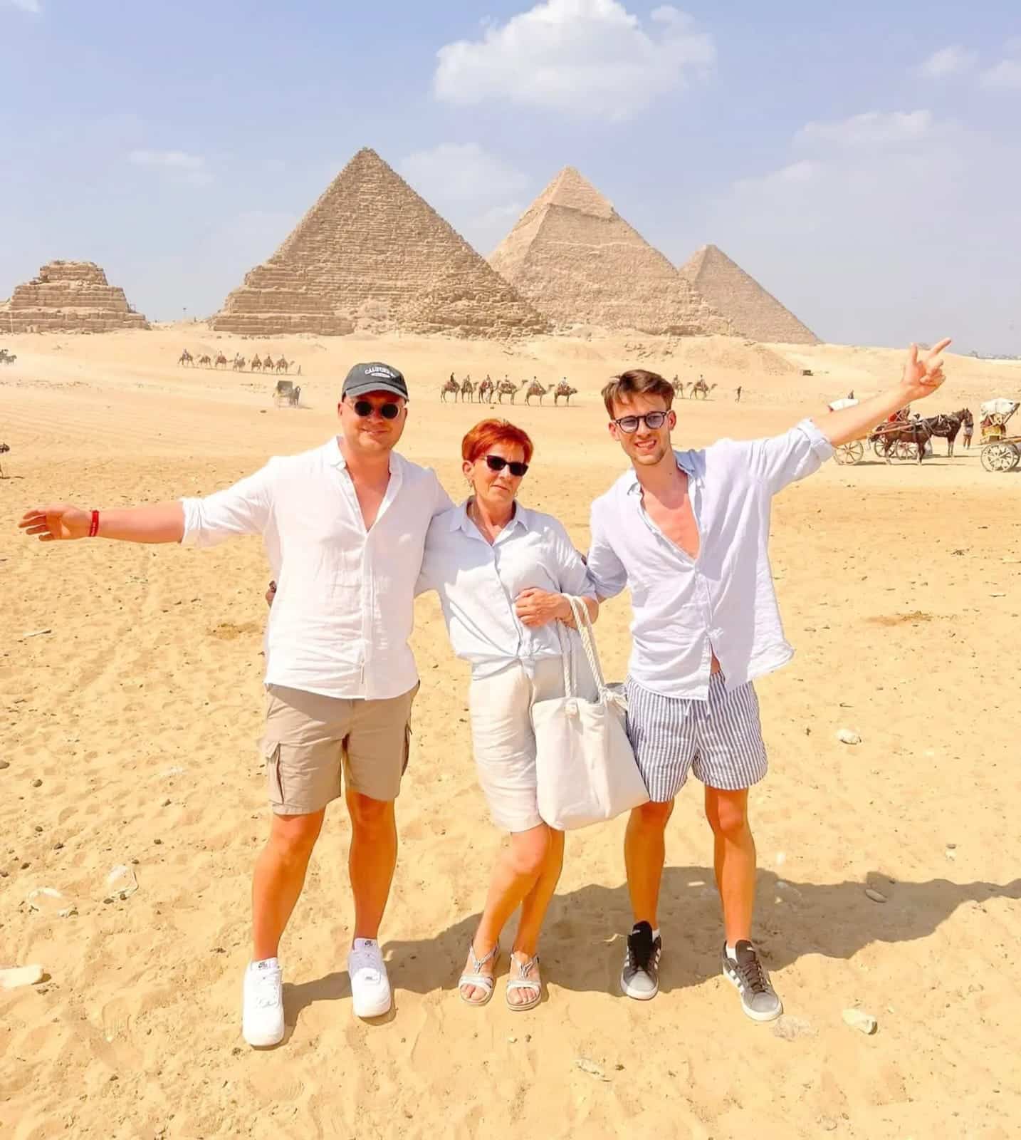 Familie vor den drei Pyramiden von Gizeh während des privaten Marsa Alam Ausflug Pyramiden