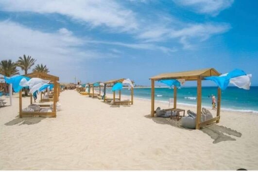 Feiner Sandstrand in der Abu Dabbab Bucht – perfekter Startpunkt für den Abu Dabab Schildkröten Ausflug ab Marsa Alam.