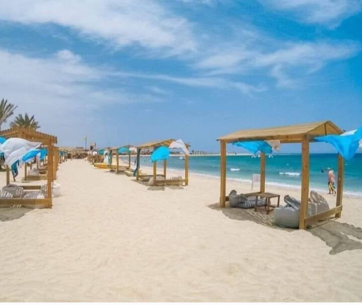 Feiner Sandstrand in der Abu Dabbab Bucht – perfekter Startpunkt für den Abu Dabab Schildkröten Ausflug ab Marsa Alam.