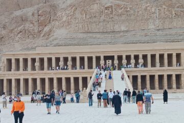 Magischer Tagesausflug von Marsa Alam nach Luxor – Mit einem Ägyptologen 3 Tagesausflug von Marsa Alam nach Luxor – Hatschepsut-Tempel mit beeindruckender Architektur und antiker Geschichte