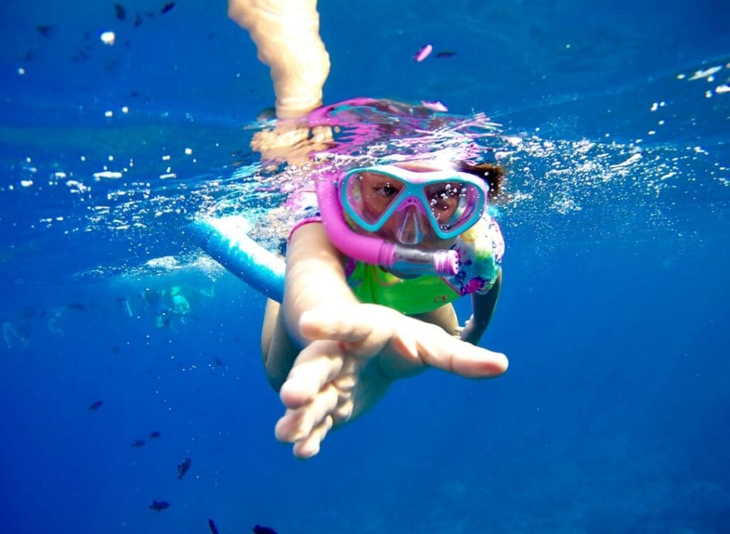 Tourist beim Schnorcheln in Hamata im Roten Meer