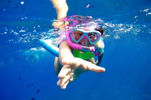 Kunde beim Schnorcheln während dem Hamata Insel Ausflug von Marsa Alam im Roten Meer Ägypten