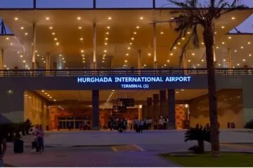 Exklusiver Privat-Transfer Hurghada nach Marsa Alam – Jetzt buchen 27 Hurghada nach Marsa Alam Transfer – Am Eingang des Flughafen von Hurghada