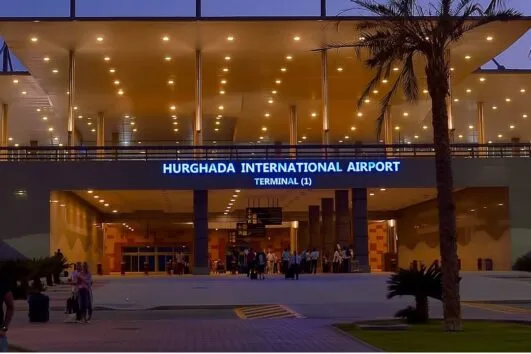 Hurghada nach Marsa Alam Transfer – Am Eingang des Flughafen von Hurghada