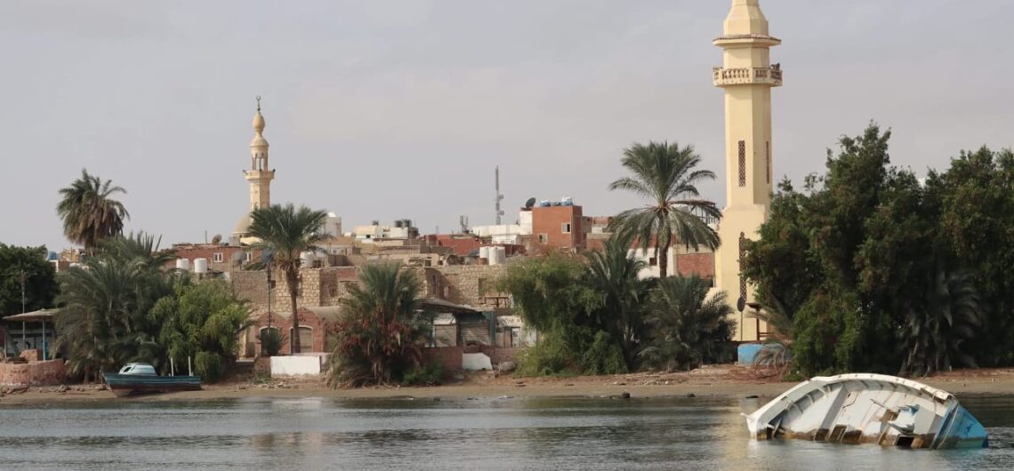 Ein malerischer Blick auf den Strand und eine Moschee in El Quseir – typische El Quseir Sehenswürdigkeiten am Roten Meer