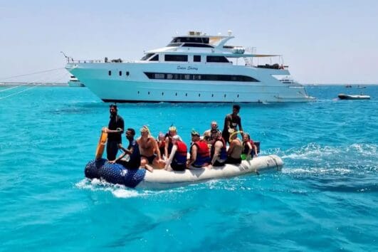 Speedboot Ausflug ab Makadi Bay bei einem Schnorchelausflug im Roten Meer.