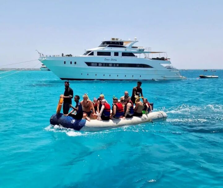 Speedboot Ausflug ab Makadi Bay bei einem Schnorchelausflug im Roten Meer.