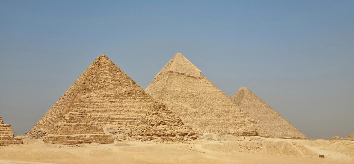 Dies Foto zeigt die Pyramiden von Gizeh,eine der Sehenswürdigkeiten Ägyptens