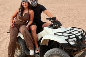 Zwei Kunden beim Quad fahren Hurghada Ausflug in der Wüste während einer privaten Safari Tour