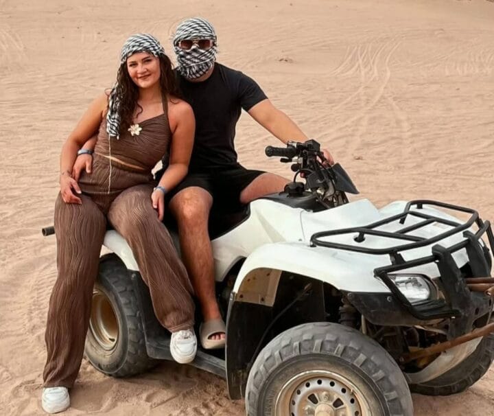 Zwei Kunden beim Quad fahren Hurghada Ausflug in der Wüste während einer privaten Safari Tour