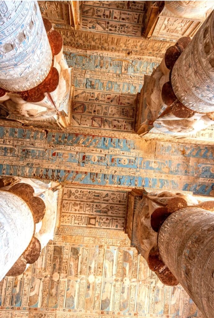 Ein faszinierendes Detail der astronomischen Decke im Hathor-Tempel von Dendera, einem der bedeutendsten historischen Highlights und absoluten Top-Sehenswürdigkeiten in der Region Luxor.