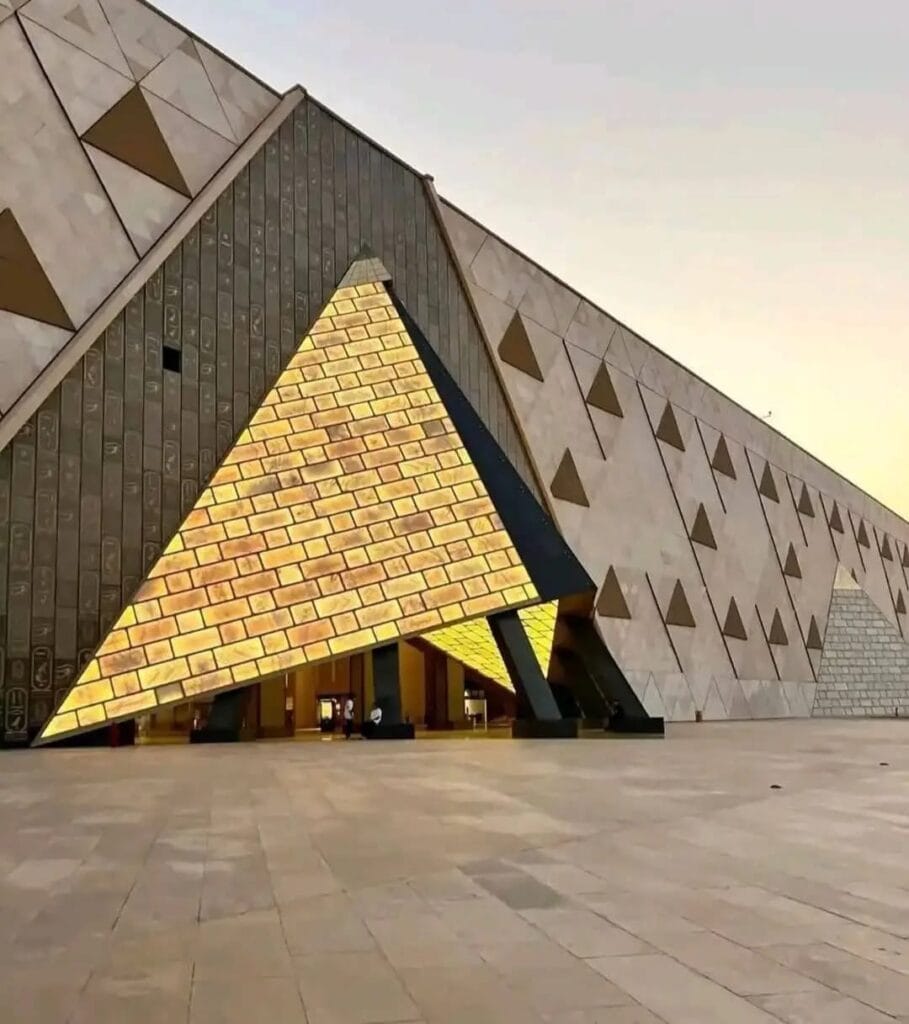 Die moderne Außenfassade und der Haupteingang des Großen Ägyptischen Museums (GEM) mit verschiedenen architektonischen Designs, die zu den bekanntesten ägyptischen Sehenswürdigkeiten zählen.