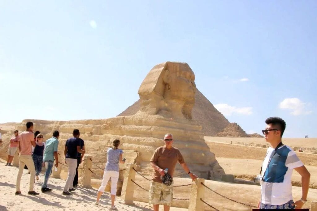 Die Große Sphinx von Gizeh vor der majestätischen Chephren-Pyramide – eine der bedeutendsten historischen Orte in Ägypten