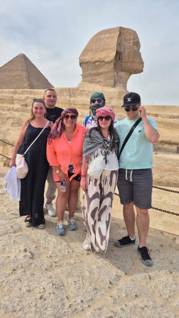 Auf dem Foto mit der Sphinx ist eine Gruppe von einem Ausflug von Hurghada nach Kairo 