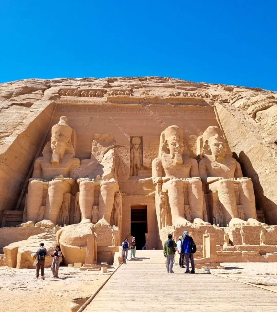  Die monumentale Fassade des Großen Tempels von Ramses II. in Abu Simbel: Eines der beeindruckendsten UNESCO-Weltkulturerbe-Highlights Ägyptens, das majestätisch am Nassersee thront und Touristen aus aller Welt in seinen Bann zieht.
