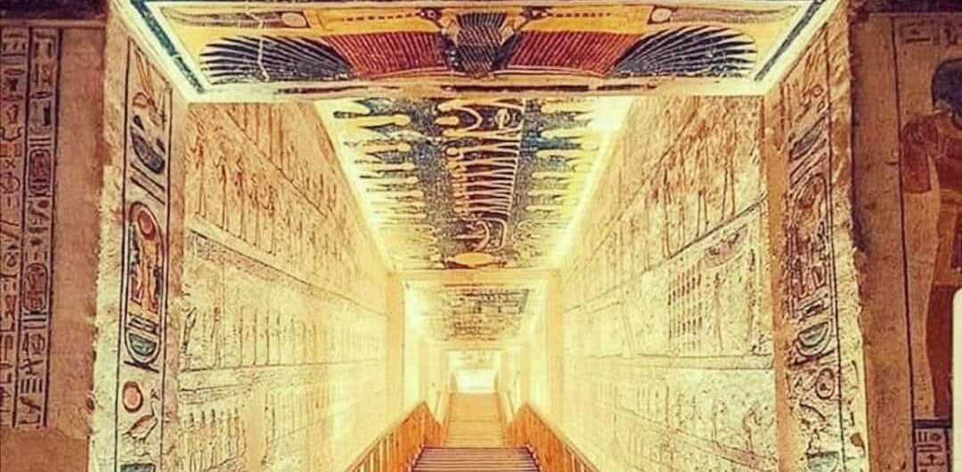 Eingang zu einem der Gräber im Tal der Könige in Luxor, Ägypten.