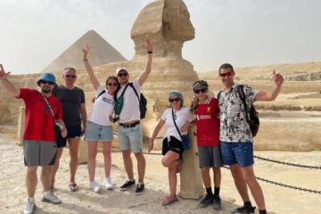 Deutsche Touristen genießen ihren Ausflug von Hurghada zu den Pyramiden und posieren vor dem Sphinx in Gizeh