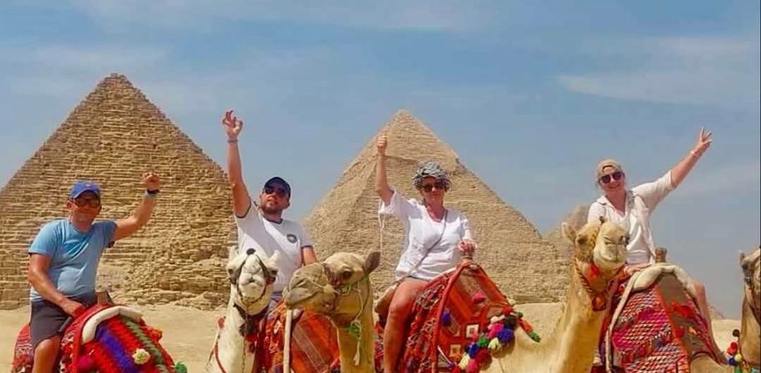 Marsa Alam Ausflüge: Familie auf Kamelen vor den Pyramiden von Gizeh