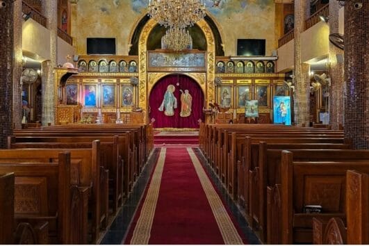 Innenansicht einer Kirche in El Quseir beim Marsa Alam Shopping Ausflug.