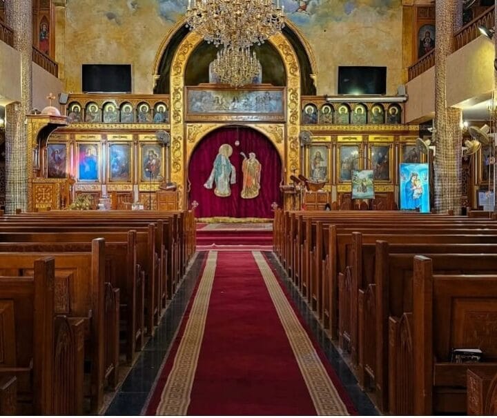 Innenansicht einer Kirche in El Quseir beim Marsa Alam Shopping Ausflug.