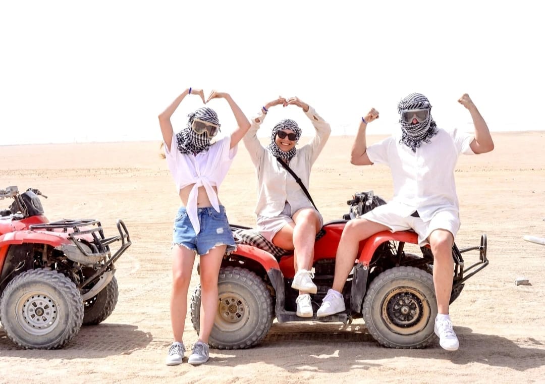 Ägypten Quad fahren – Private Quad Tour ab Hurghada Wüstensafari mit Kamelritt und Beduinen 1 Ägypten Quad fahren – drei Frauen machen eine Pause und fotografieren sich neben ihren Quads in der ägyptischen Wüste