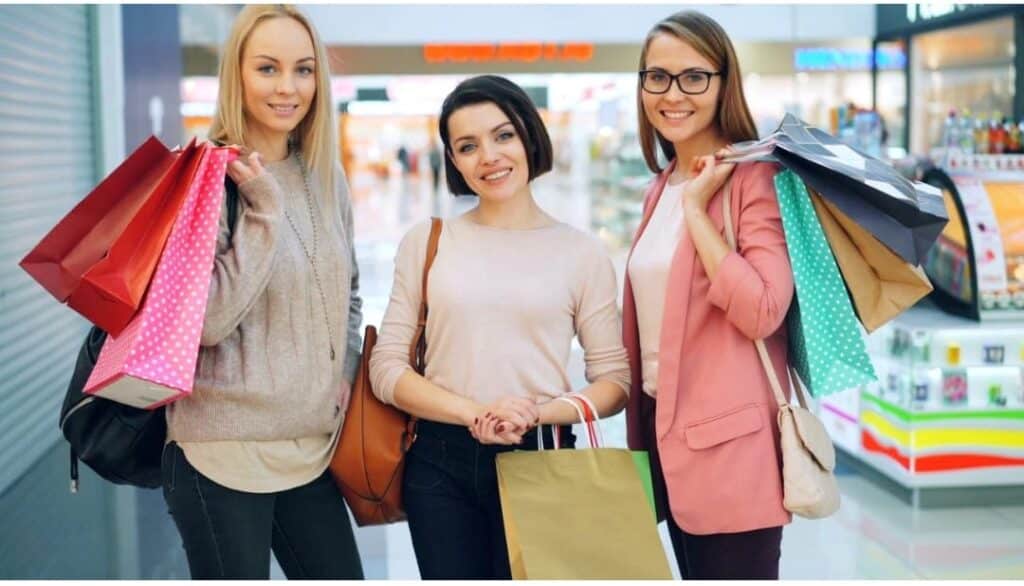 Shopping Ägypten – Die besten Märkte, Souvenirs & Einkaufstipps für Ihren Urlaub 2 Shopping Ägypten Hurghada .Man sieht 3 Frauen haben schon eingekauft.Sie sehen sehr glücklich aus