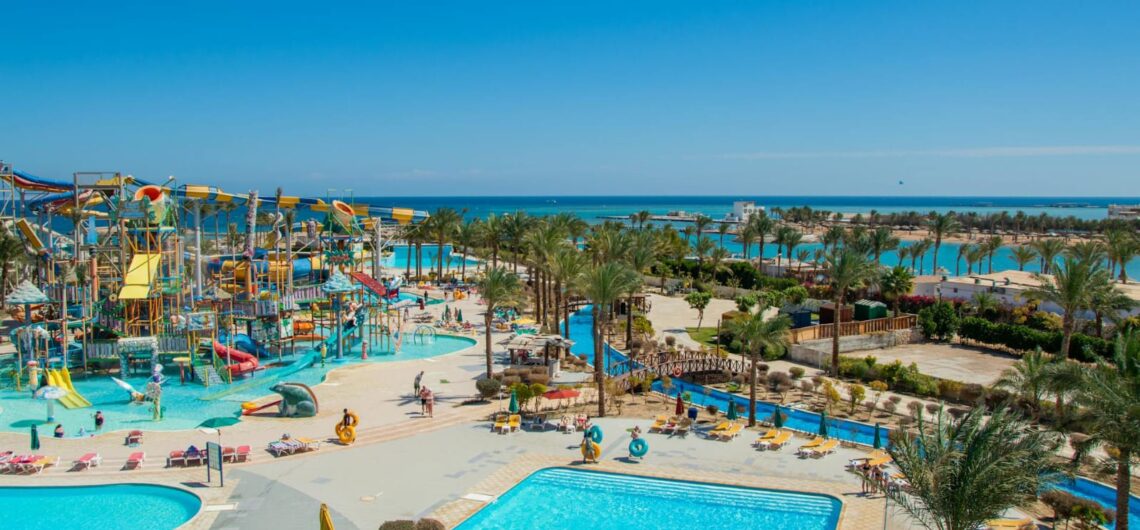 „Wetter Ägypten Januar – sonniger Ausblick auf ein Hotel in Hurghada am Roten Meer“