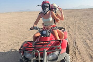 Ägypten Quad fahren – Zwei Touristinnen auf einem privaten Quad-Ausflug in der Wüste von Hurghada, Makadi Bay. Abenteuer, Wüstensand und Action pur.