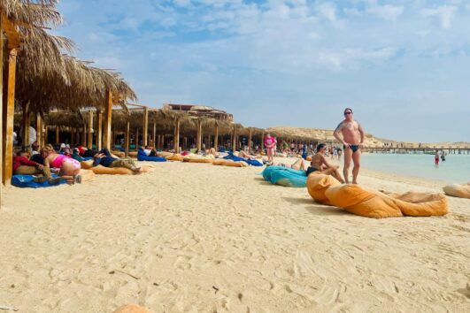 Ausflug Orange Bay Hurghada mit weißem Sandstrand und türkisblauem Meer auf der Giftun-Insel