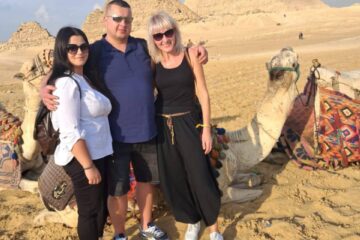Ausflug Sharm El Sheikh nach Kairo – privat 3 Ausflug Sharm El Sheikh nach Kairo – glückliche Familie vor den drei Pyramiden von Gizeh