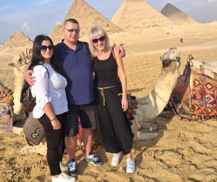 Ausflug Sharm El Sheikh nach Kairo – glückliche Familie vor den drei Pyramiden von Gizeh
