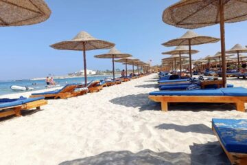 Abu Dabbab Beach ab El Quseir mit Sandstrand und Sonnenliegen.