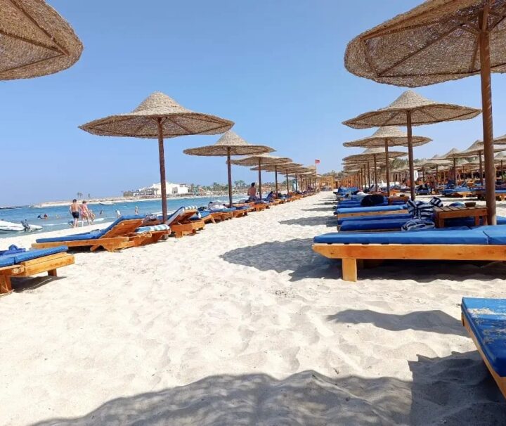 Abu Dabbab Beach ab El Quseir mit Sandstrand und Sonnenliegen.