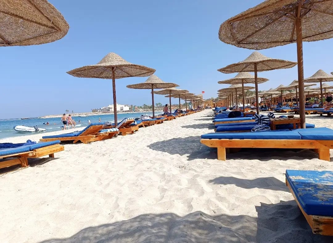 Abu Dabbab Beach ab El Quseir – Schildkröten-Schnorcheltour 1 Abu Dabbab Beach ab El Quseir mit Sandstrand und Sonnenliegen.