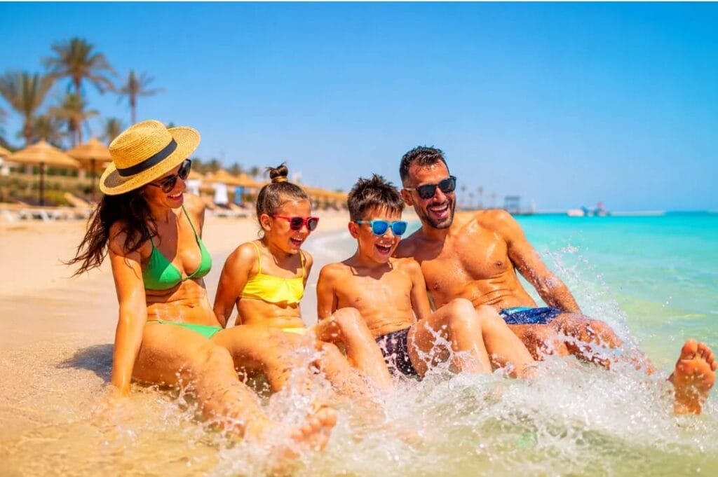 7 überraschende Gründe, warum das Wetter in Ägypten im Januar perfekt für deinen Urlaub ist 2 Ägypten im Januar Erfahrungen – glückliche Urlauber genießen Sonne, Strand und das Rote Meer im Winter