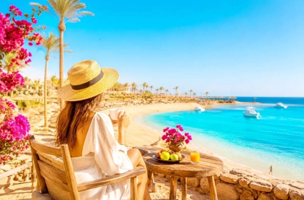 7 überraschende Gründe, warum das Wetter in Ägypten im Januar perfekt für deinen Urlaub ist 4 Ägypten Urlaub Januar mit sonnigem Strand, türkisblauem Meer und entspannter Atmosphäre am Roten Meer