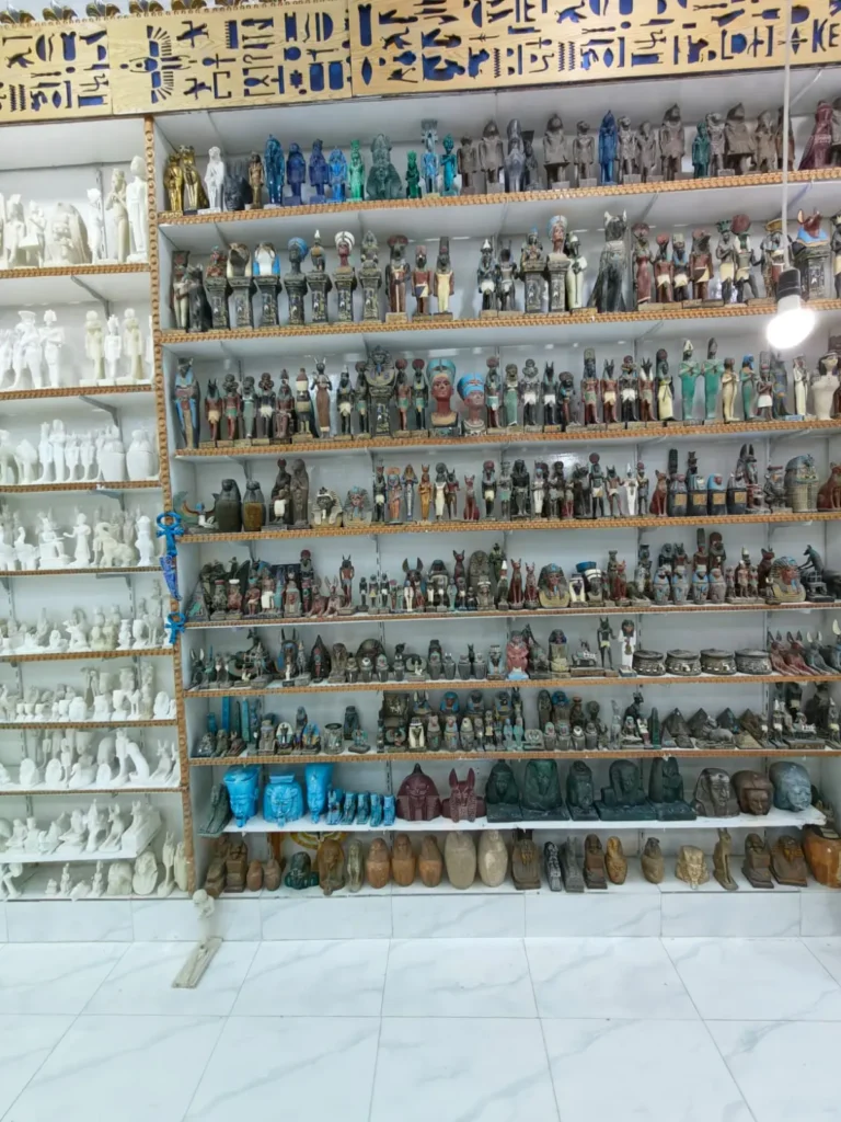 Alabaster aus Luxor und ägyptische Souvenirs in einem Geschäft in Luxor.