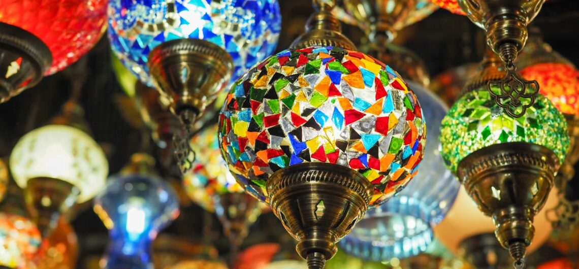 Dekorative bunte ägyptische Lampen und Laternen als Souvenirs aus Ägypten im orientalischen Stil, handgefertigt und typisch für traditionelle Märkte in Ägypten