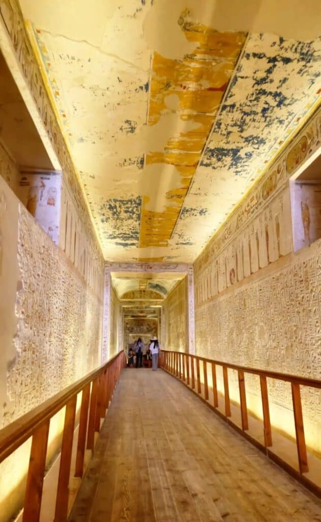 Die 10 faszinierendsten Gräber im Tal der Könige 3 Langer Korridor mit Hieroglyphen und Deckenmalereien im Grab von einem Pharao im Tal der Könige.
