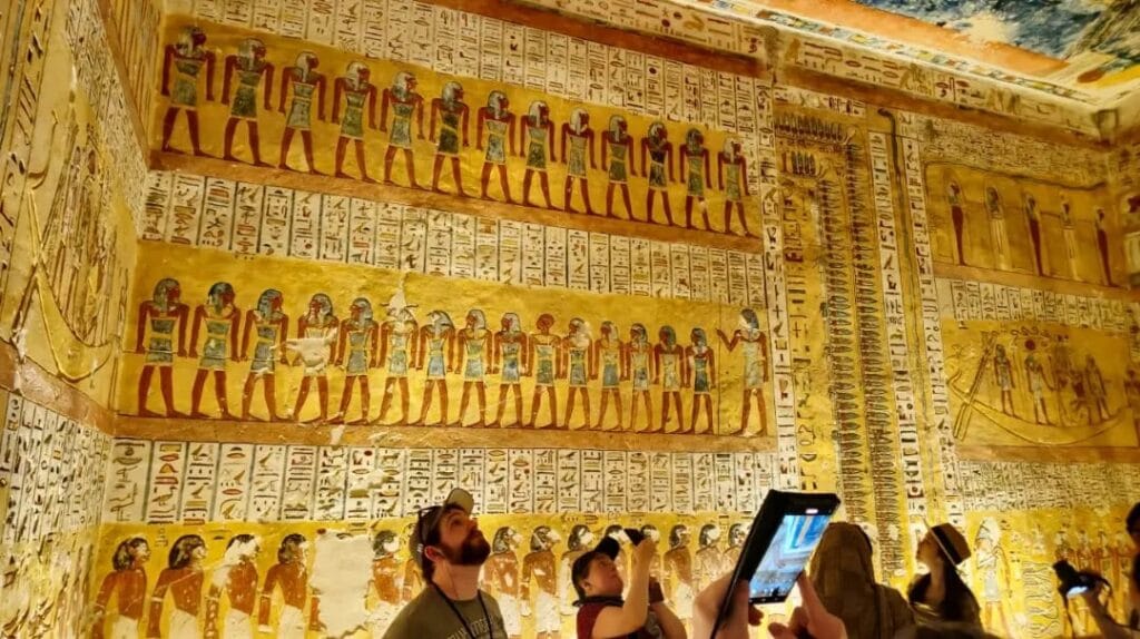 Die 10 faszinierendsten Gräber im Tal der Könige 2 Besucher bewundern die farbenprächtigen Wandmalereien im Grab von Ramses VI. (KV9) im Tal der Könige in Luxor.