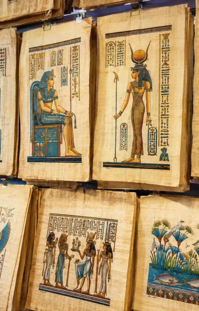 Papyrusbilder als beliebte Souvenirs in Ägypten bei Ausflügen von Hurghada nach Kairo.