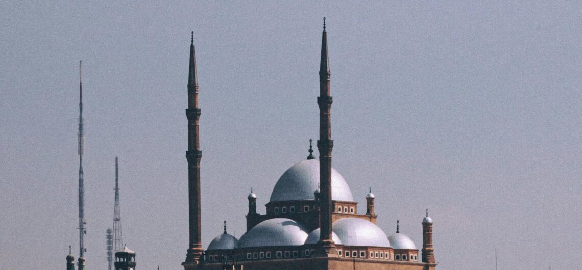 Außenansicht der mohammed ali Moschee in Kairo mit ihrer imposanten osmanischen Architektur.