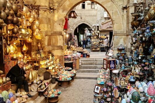 Traditioneller Markt in Kairo – Khan el-Khalili voller Farben, Gewürze und Souvenirs, besucht nach der Reise zu den Pyramiden Ägypten Hurghada