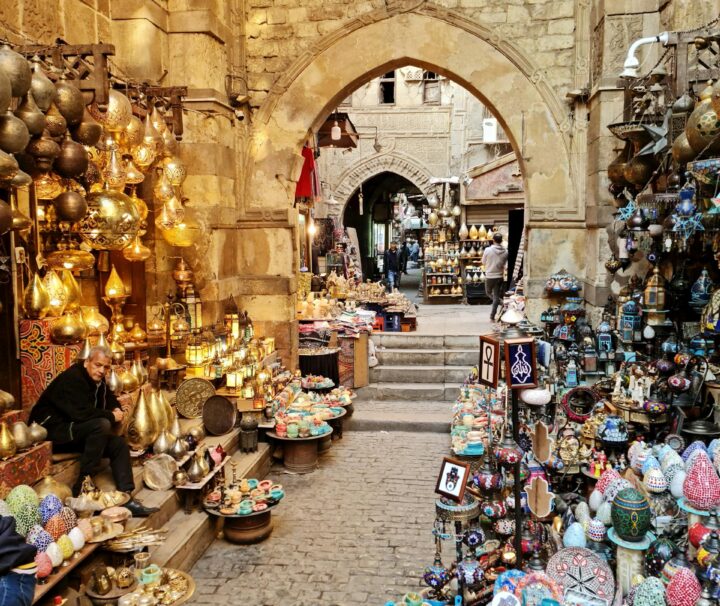 Traditioneller Markt in Kairo – Khan el-Khalili voller Farben, Gewürze und Souvenirs, besucht nach der Reise zu den Pyramiden Ägypten Hurghada