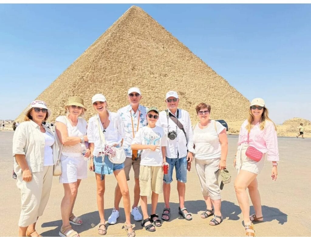 Top-Ausflug von Hurghada nach Kairo 2 Tage mit Übernachtung mit dem Auto 1 Glückliche Familie bei einer privaten Gizeh Pyramiden Tour mit Marsa Alam Reisen