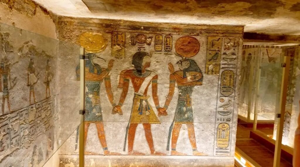 Die 10 faszinierendsten Gräber im Tal der Könige 5 Wandrelief mit altägyptischen Göttern und Hieroglyphen in einem der schönsten Gräber im Tal der Könige in Luxor.