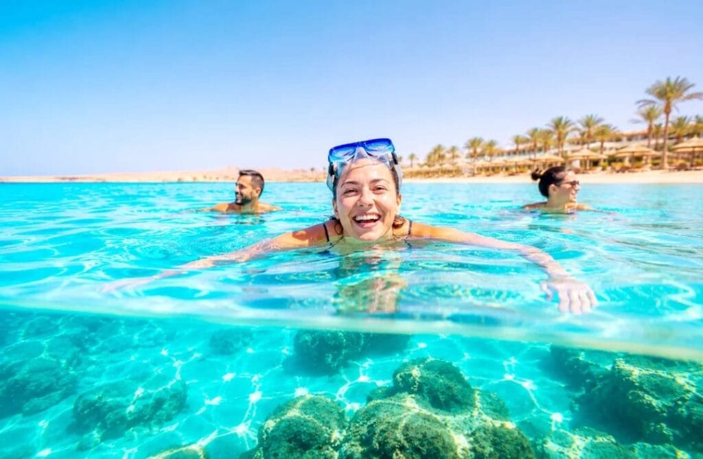 7 überraschende Gründe, warum das Wetter in Ägypten im Januar perfekt für deinen Urlaub ist 3 Wassertemperatur in Ägypten im Januar – Urlauber genießen das warme Rote Meer beim Schwimmen und Schnorcheln