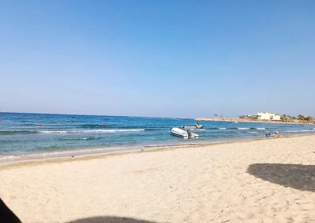 Privater Abu Dabbab Ausflug von Hurghada mit Schildkröten 1 Von Hurghada nach Abu Dabbab – Sandstrand und klares Meer.